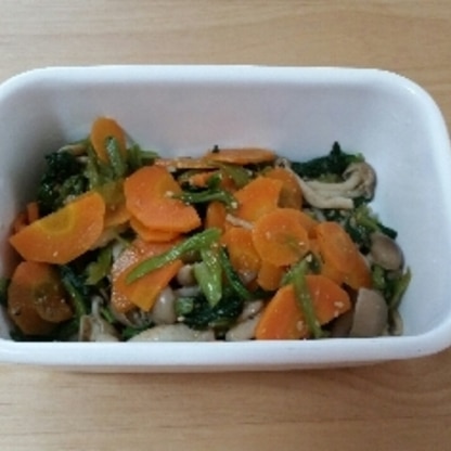 冷凍していた小松菜があったので作りました(^^)
とっても簡単に10分で作れて栄養がとれて嬉しいです。